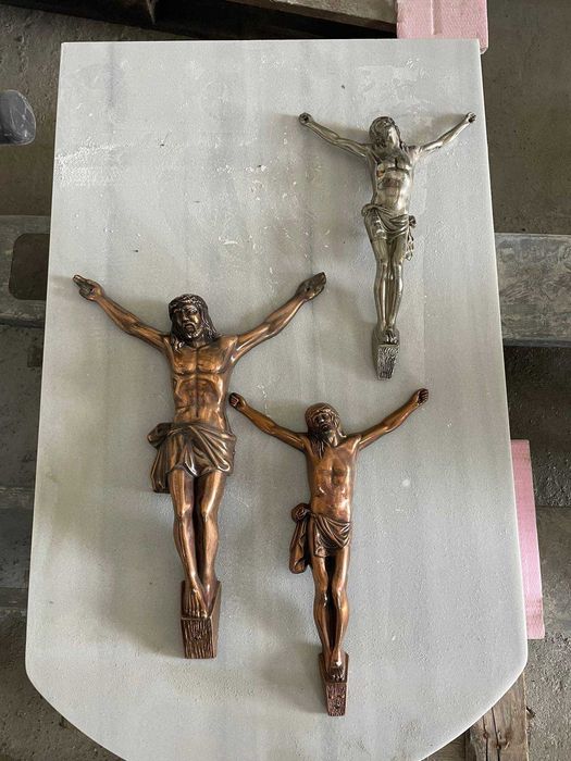 Vând crucifixuri / statuete Isus