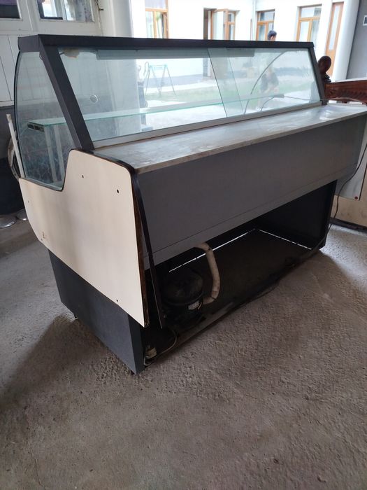 Vitrina haladilnik srochna sotiladi