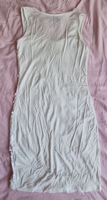 Дамска рокля в бяло тип потник с паети