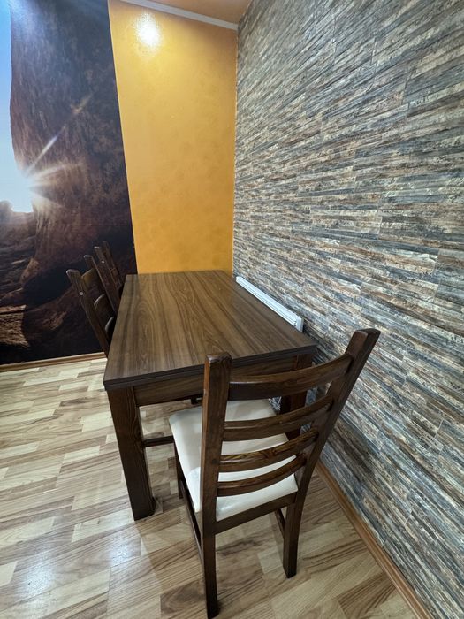 Трапезна тъмно кафява маса