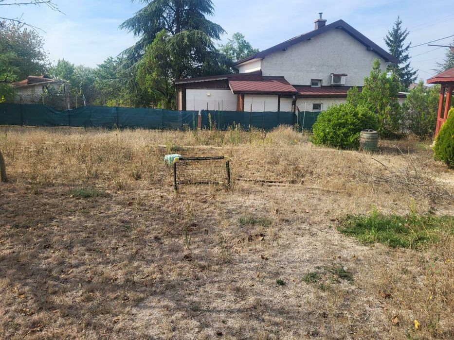 Ъглов парцел с къща в село Орешак, област Варна