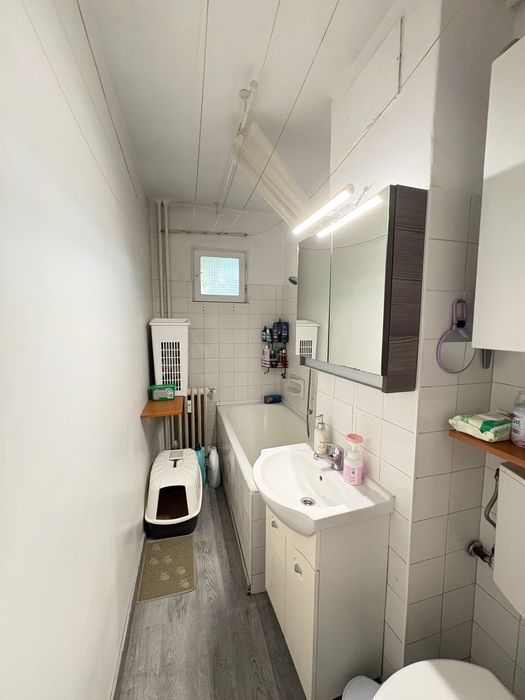 Vând apartament cu 3 camere, semidecomandat, zona Circumvalatiunii