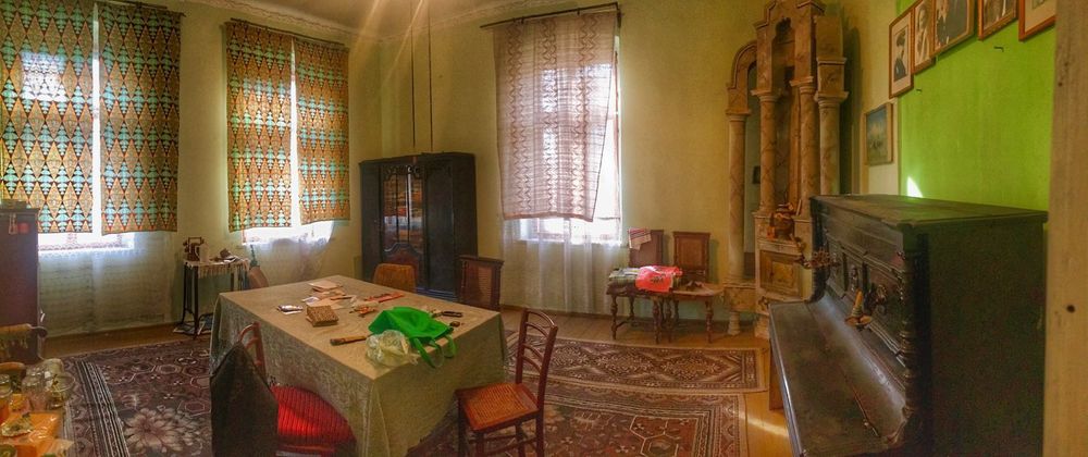 Къща 200 кв + двор 427 кв