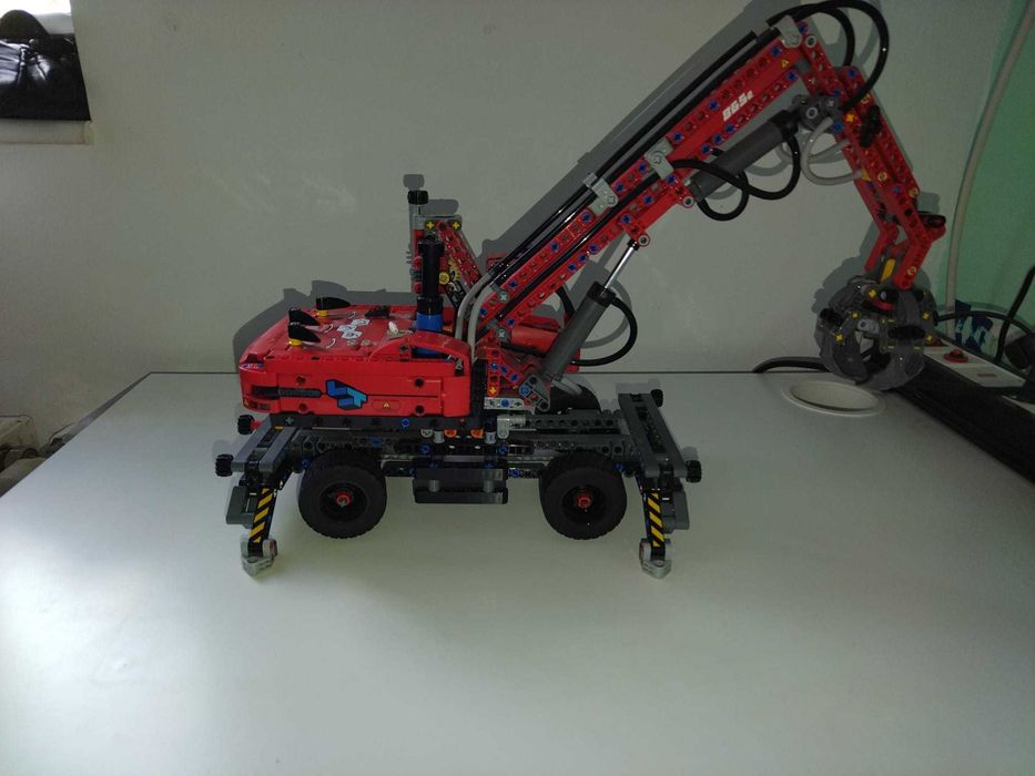 De vânzare diferite seturi LEGO TEHNIC (construite), aproape toate au instrucțiunile originale