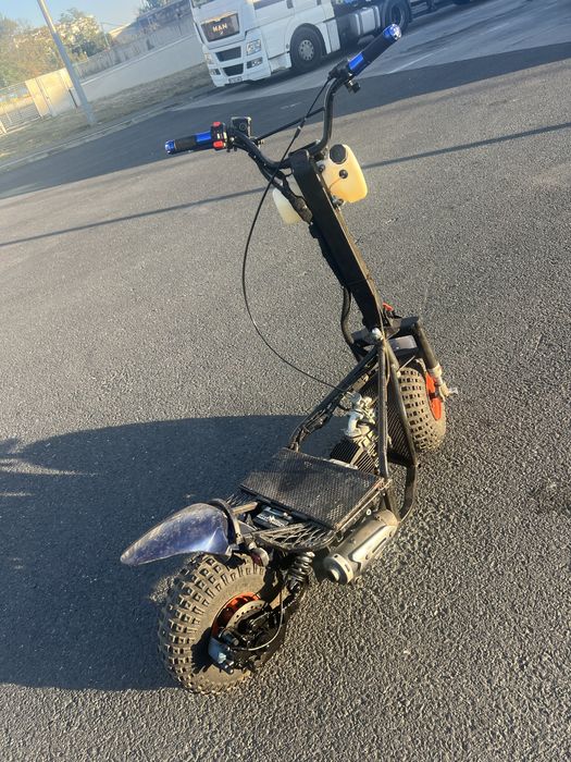 vand trotineta cu motor pe benzina 107cc f puternica, nerecomandata incepatorilor