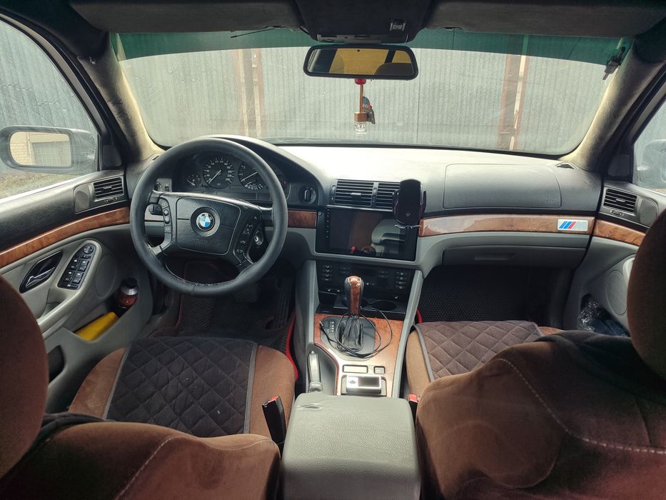 Автомобиль БМВ е 39