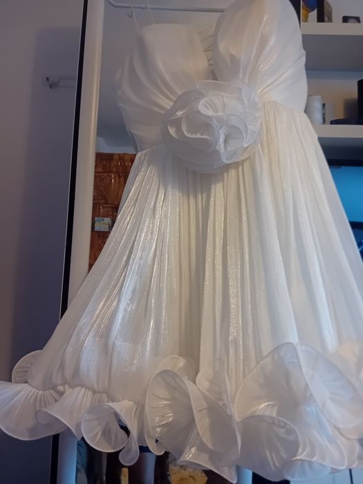 Rochie scurtă din voal cu volane la bază și floare maxi pe talie