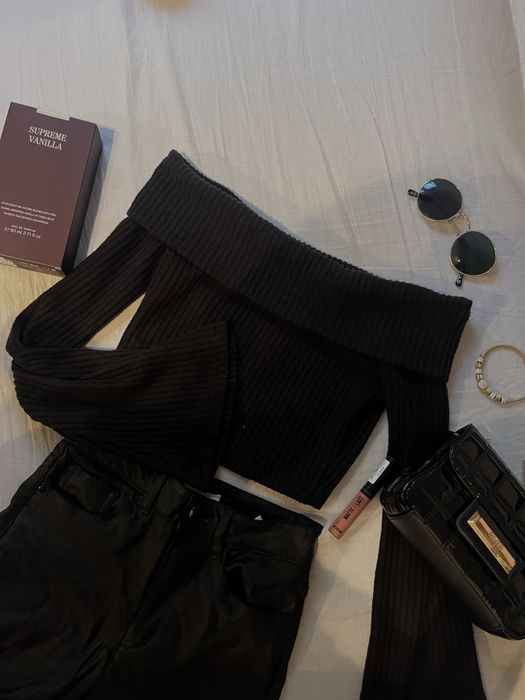 Top pulover negru pe umeri