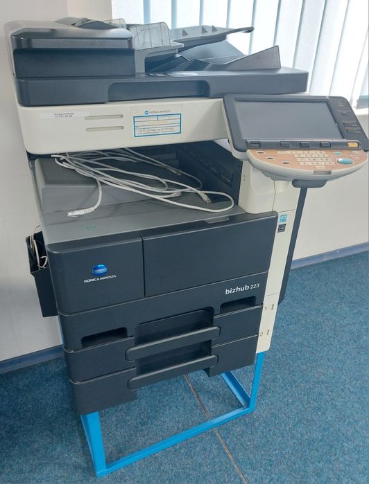 Vând imprimanta Konica Minolta