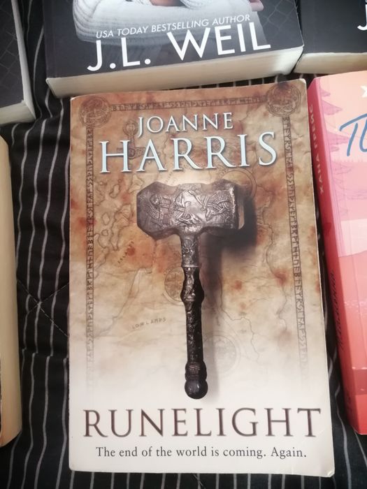 Продавам седем книги