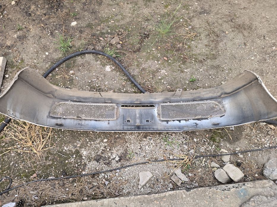 Передний бампер Mitsubishi Lancer 1994 года