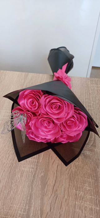 Букети от сатенени рози