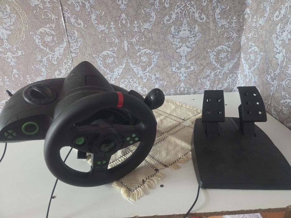 Vand volan cu pedale pentru gaming