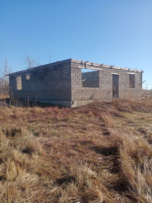 Участок с недостроенным домом