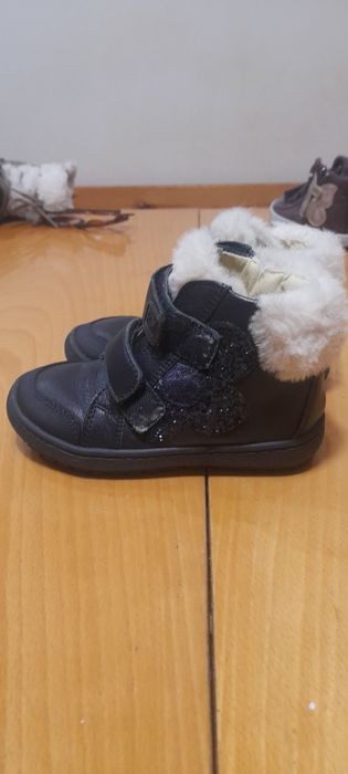 Продавам детски топли кожени обувки употребявани почти нови