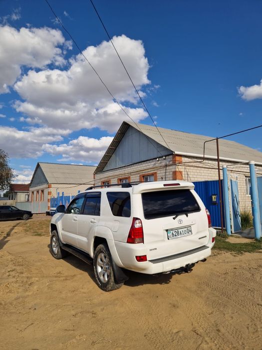 Машина Tayota Runner