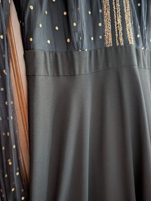 Rochie neagră cu accente aurii