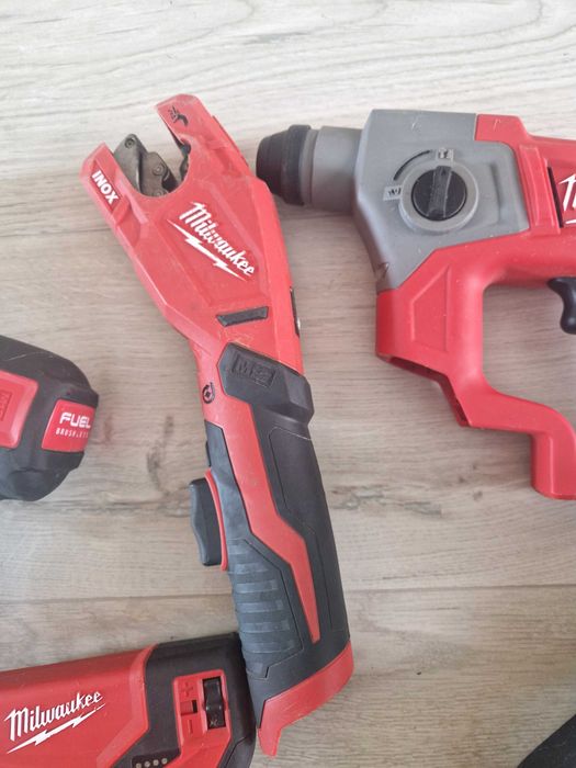 Scule    Milwaukee m12
