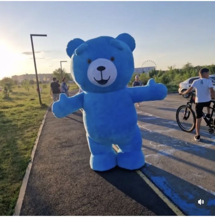 Продаётся ростовой костюм синего мишки (в отличном состоянии).