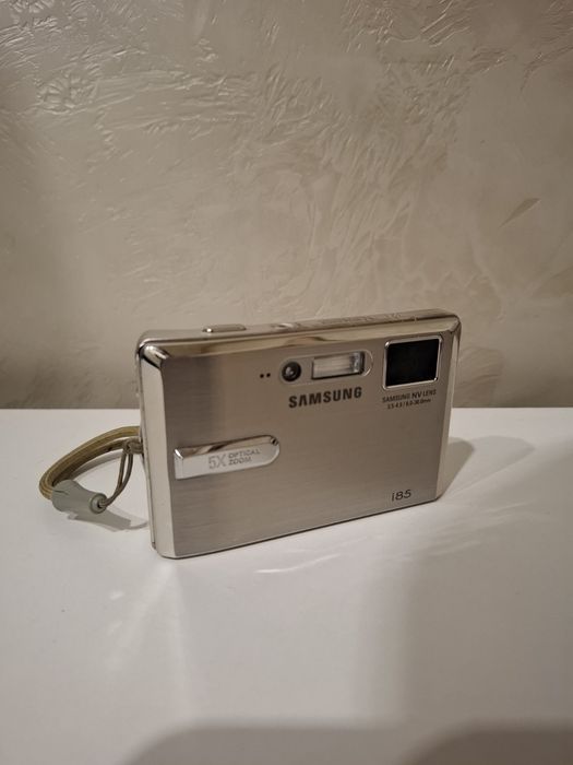 Компактен цифров фотоапарат Samsung i85