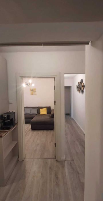 Inchiriez apartament 2 camere cu loc de parcare Piața București.