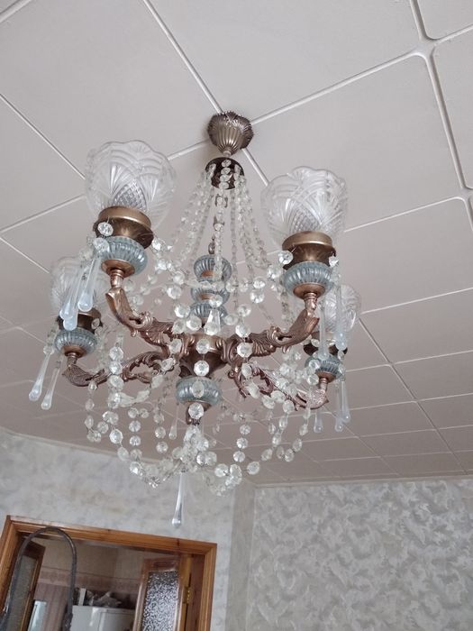 Люстра пятирожковая продается