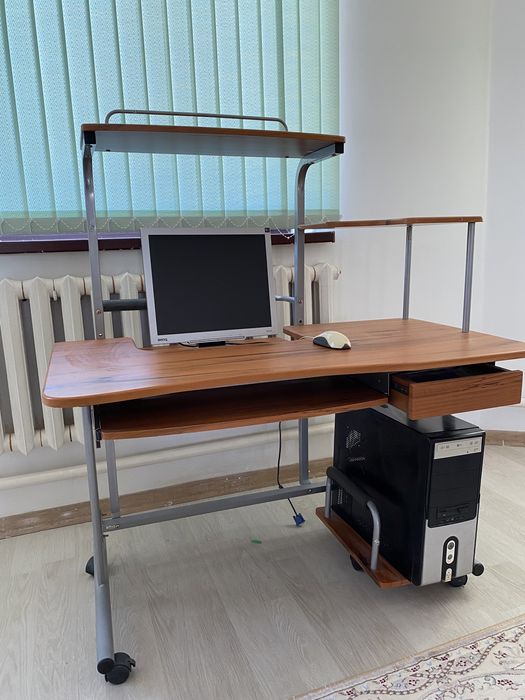 Компьютер вместе со столом