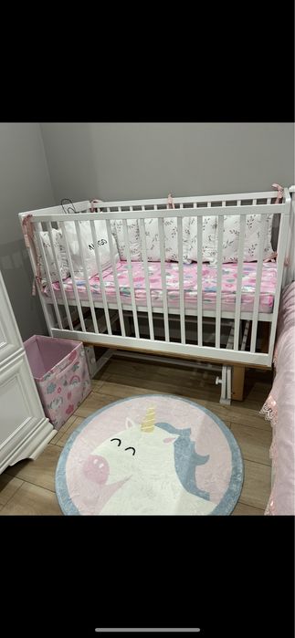 Продам детскую кроватку с маятником