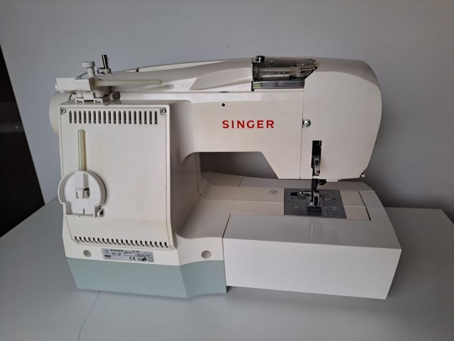 Mașină de cusut Singer Futura CE-250/CE-350