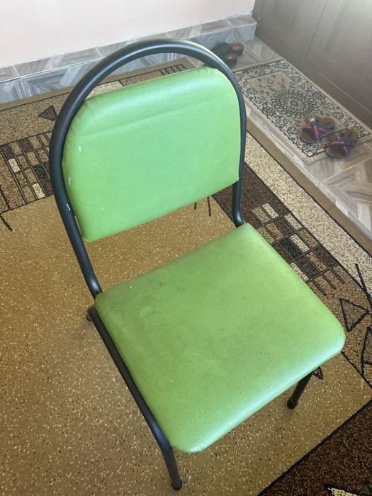 Продам стулья столы горку .