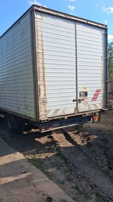Cub iveco daily  7.5 tone bena  spațiu depozitare container comercial  7.5 tone euro cargo atego nissan  ford sprinter