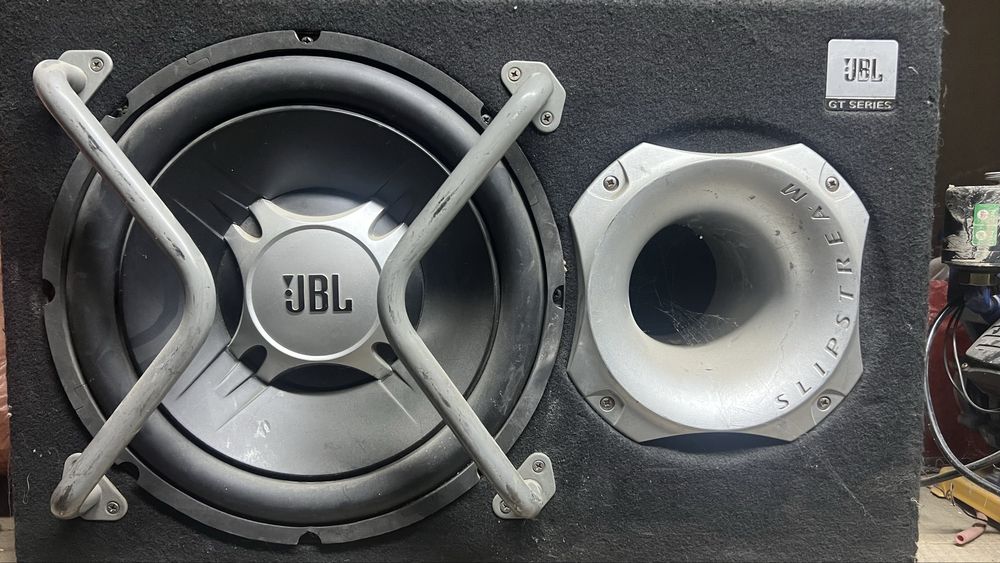 Сабвуфер марки jbl