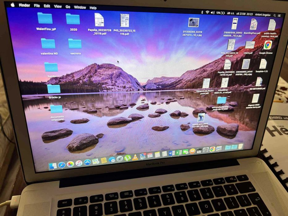 лаптоп macbook цвят сив