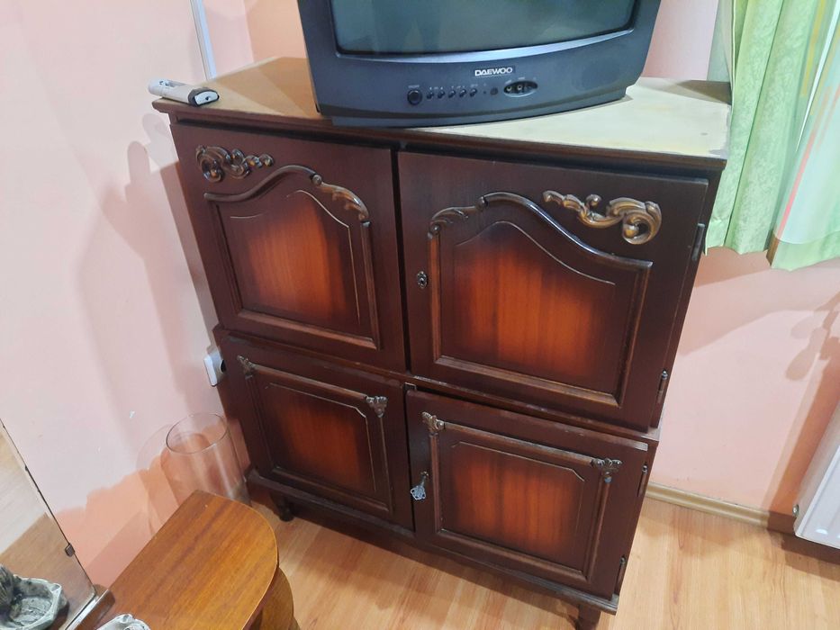 Mobilă sufragerie veche, lemn masiv, stare bună – vitrină + dulapuri