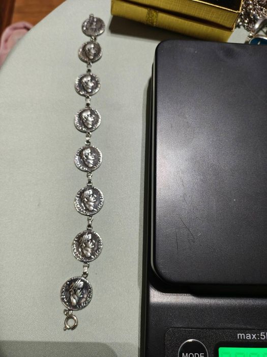 Сребърна гривна  с монети