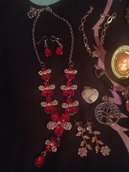 Лот дамски бижута – обеци, гердани, висулки, пръстени