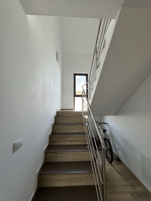 Se inchiriaza etajul 1 (4 camere) al unei cladiri cu parcare