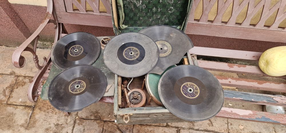 Gramofon Portabil de Epocă + Discuri de Șelac - O Piesă de Colecție pe