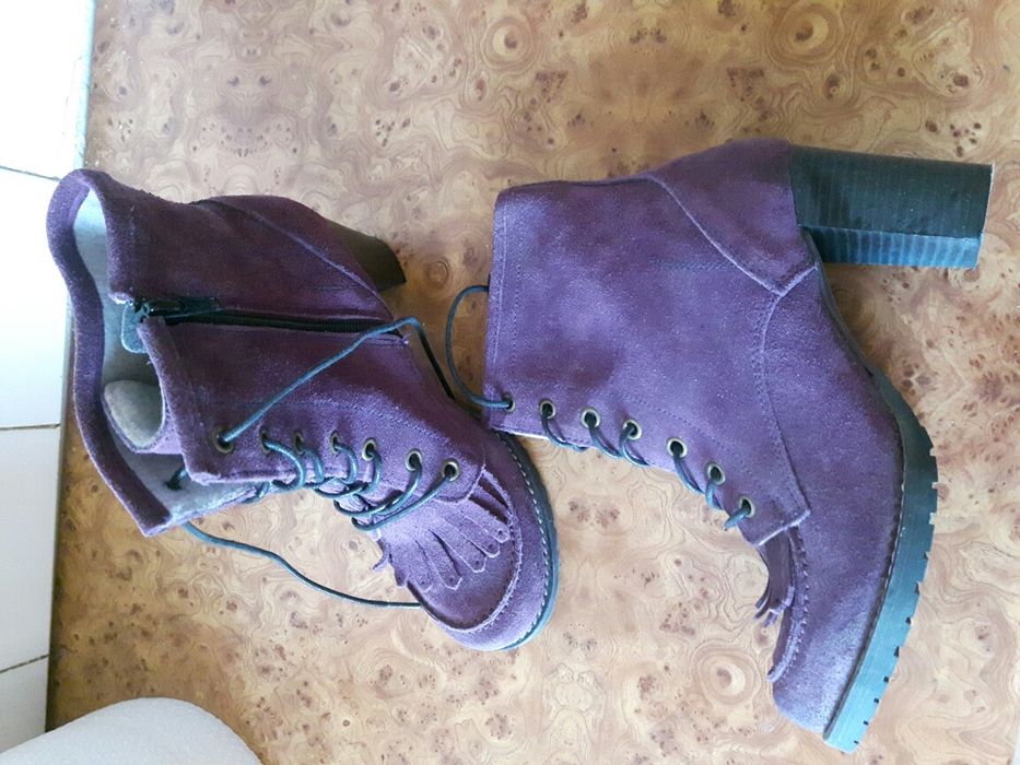 Ghete noi mov, piele.