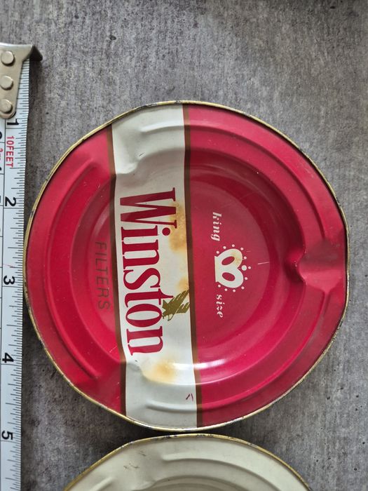 Scrumiere vechi, diferite mărci Winston, Camel, Marlboro