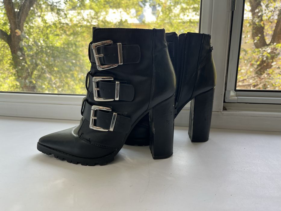 Продам женские ботинки на каблуках