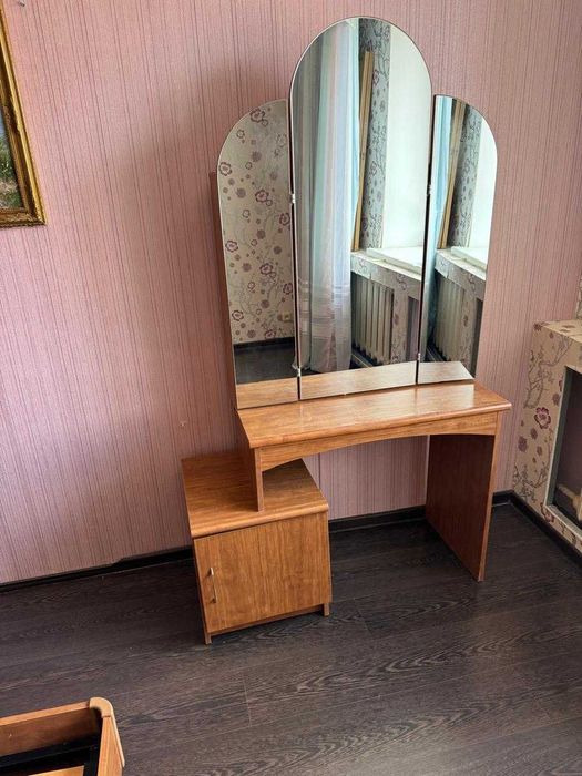 Кровать с тумбой и зеркалом