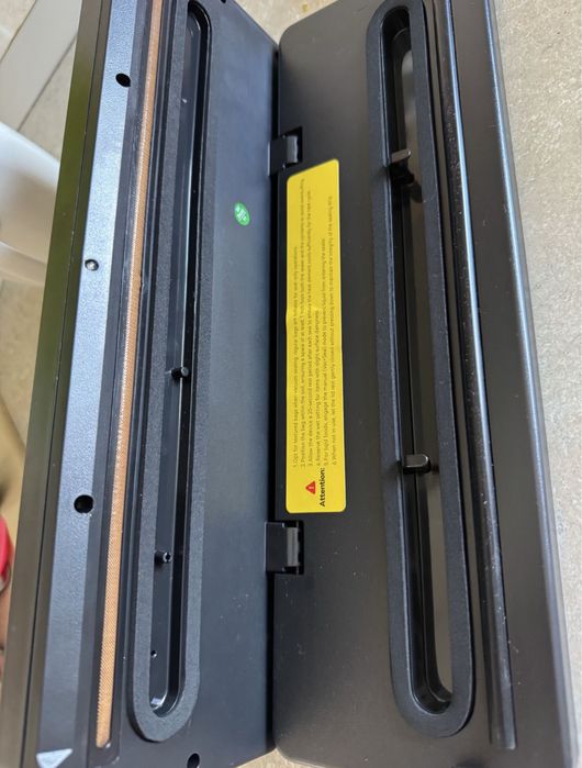 Aparat de vidat și sigilat alimente.  120W,65 kpa, cu 50 pungi.