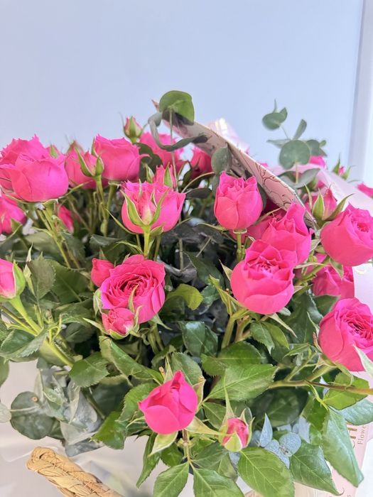 Цветы в корзине розы