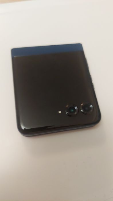 Motorola razr 60 + оригинален кейс + стъклен протектор