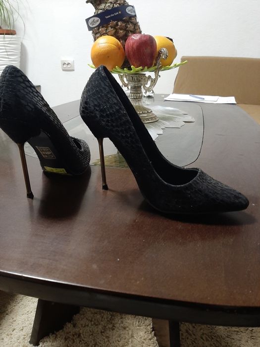 Елегантни обувки на ток