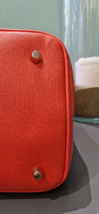 Чанта FURLA Linda S Tote, Ruby
Носена е няколко пъти,но е малко по-голяма от колкото очаквах.
 Размери:31×22.5-23×13-14 cm
Цената е 60 €