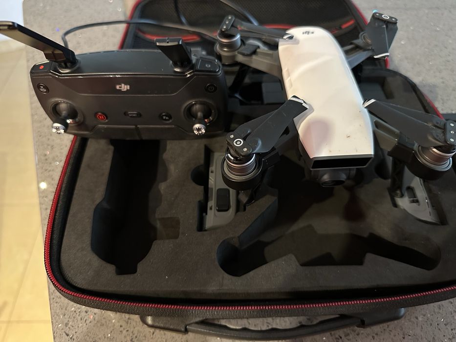 Дрон dji spark + дистанционно и аксесоари