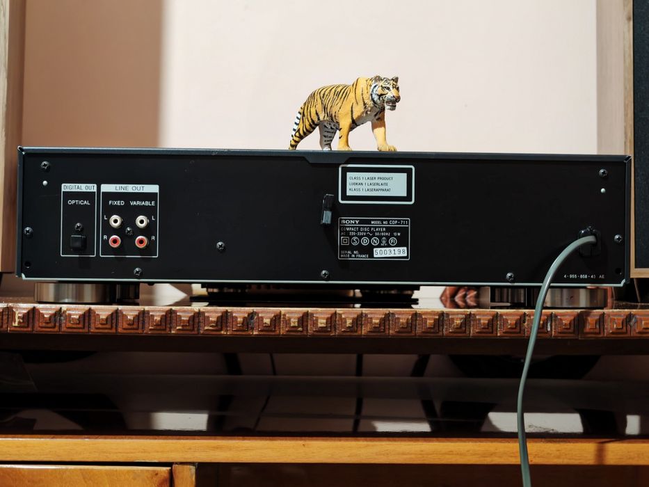 Sony CDP-711. O piesă de top. Date tehnice mari. Ca nou ! Preț fix !