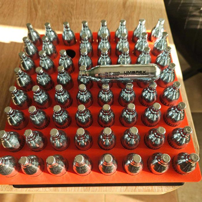 UMAREX CO2 бутилки 12 г + удобна поставка 64бр.